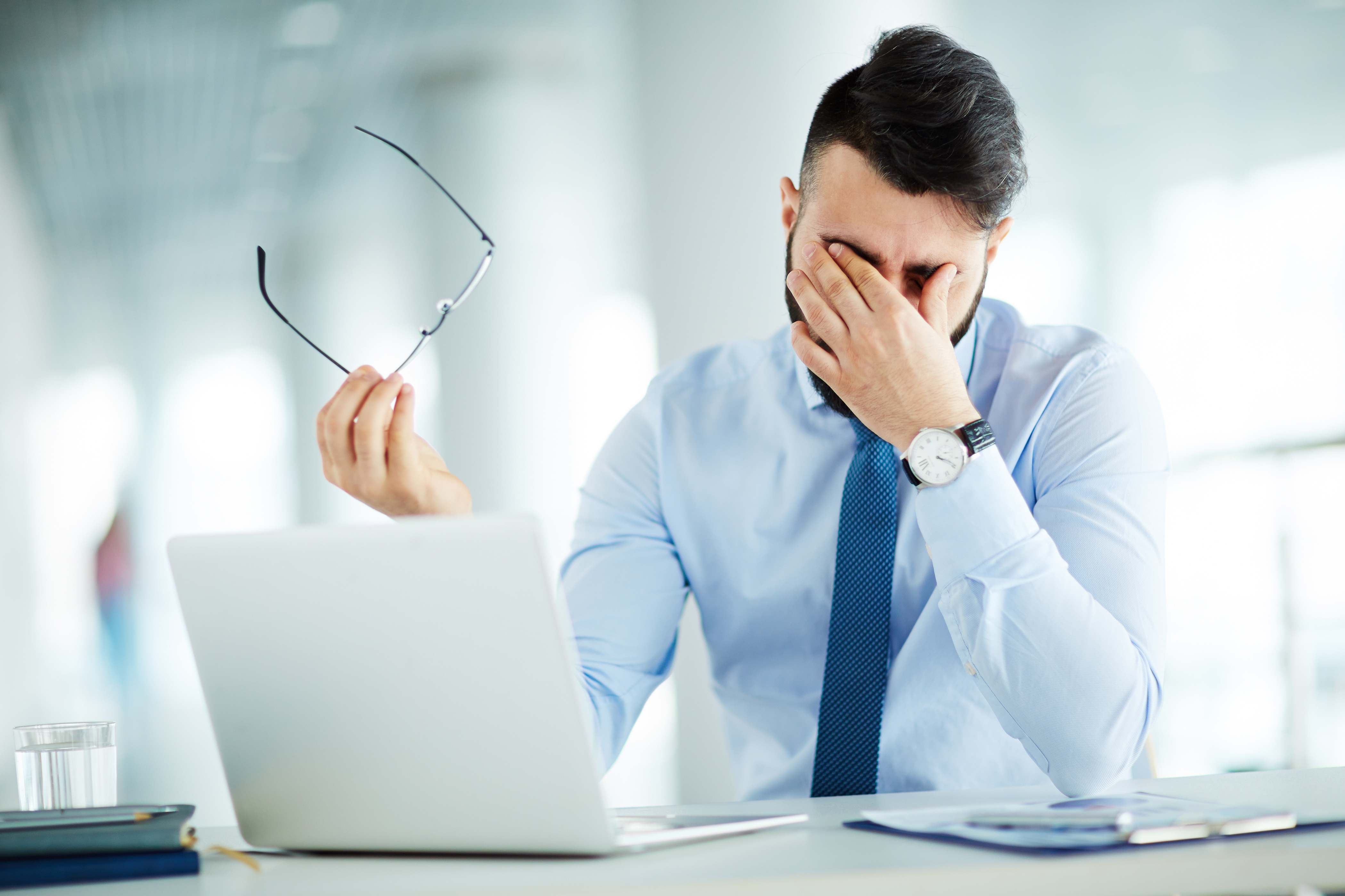 働いて疲れた社会人 - マッチングアプリなび