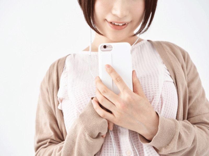女性 スマホ操作している