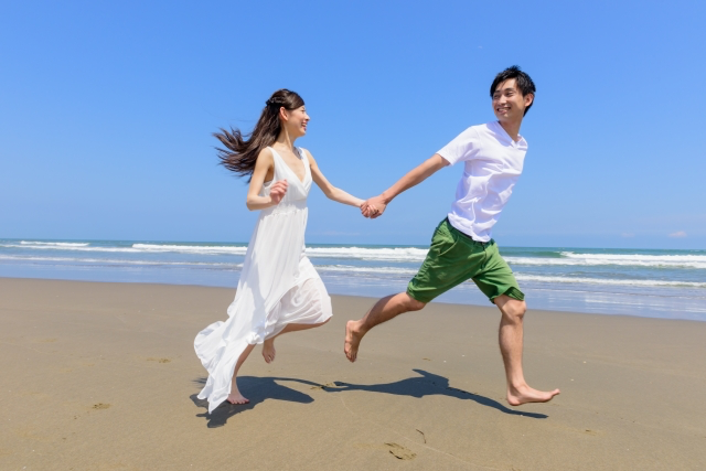 砂浜を走る男女