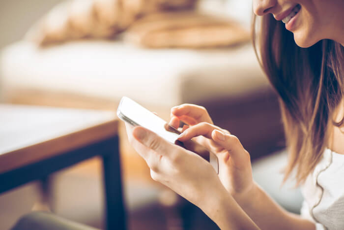 ペスマホを触る女性
