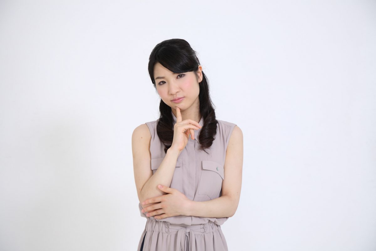 悩む女性
