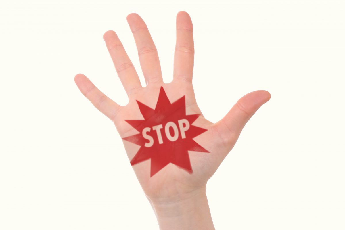 STOPと書かれた手