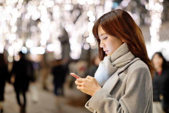 Tinderで待ち合わせする女性